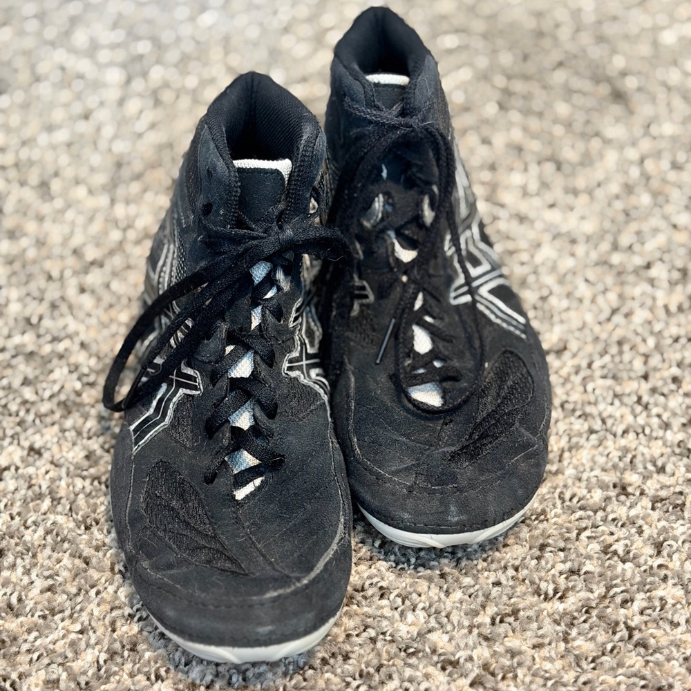 ASICS Wrestling Shoes .